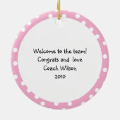 名前のバレーボールの女の赤ちゃんの第1クリスマス セラミックオーナメント (裏面)