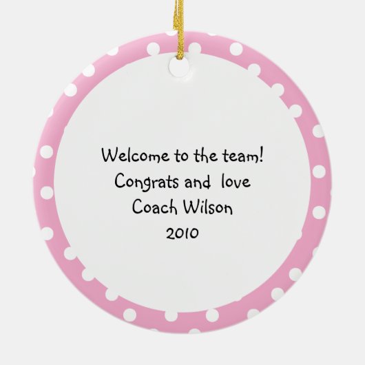 名前のバレーボールの女の赤ちゃんの第1クリスマス セラミックオーナメント (裏面)