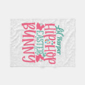 名前のパーソナライズされた追加リルヒップホップイースターバニー フリースブランケット (正面(横))