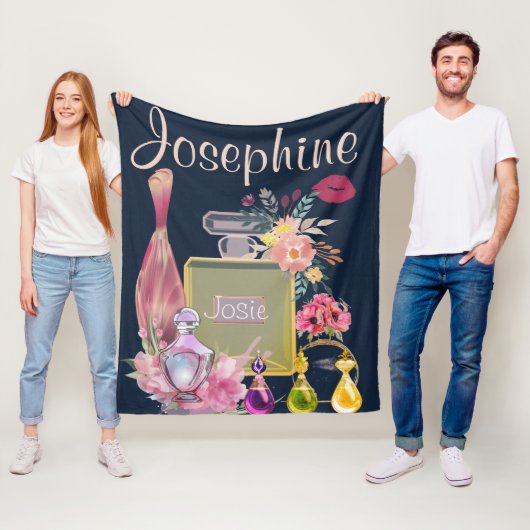 名前のパーソナライズ香水ボトルピンクフローラ フリースブランケット (インサイチュ)