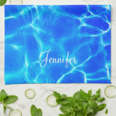 名前のパーソナライズ、白いスクリプト、青いプールの水 キッチンタオル (折り畳み)