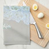 名前のパーソナライズ、白とティール(緑がかった色)、優しいビーチ波 キッチンタオル (四つ折り)