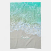 名前のパーソナライズ、白とティール(緑がかった色)、優しいビーチ波 キッチンタオル (縦)