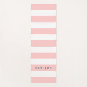 名前のパーソナライ名門私立校風のズコーラルピンク&ホワイトストライプ ヨガマット (正面)