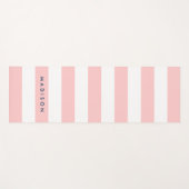 名前のパーソナライ名門私立校風のズコーラルピンク&ホワイトストライプ ヨガマット (正面(横))