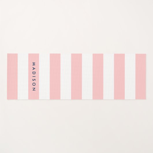 名前のパーソナライ名門私立校風のズコーラルピンク&ホワイトストライプ ヨガマット (正面(横))