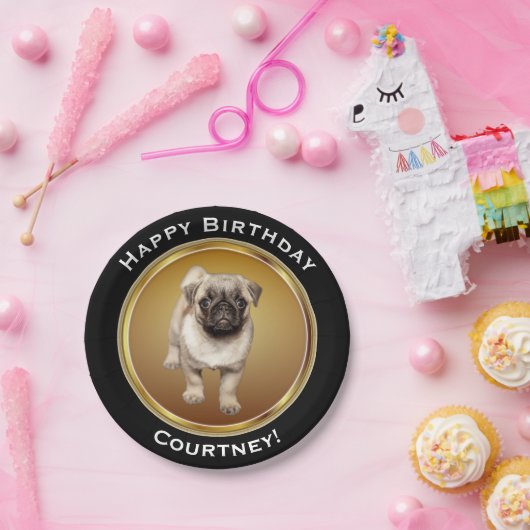名前のフェイクな金ゴールドのハッピーバースデーのパグの子犬 ペーパープレート (パーティー)