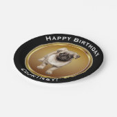 名前のフェイクな金ゴールドのハッピーバースデーのパグの子犬 ペーパープレート (アングル)