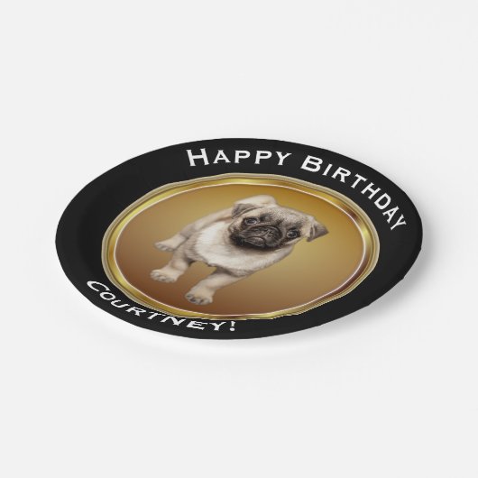 名前のフェイクな金ゴールドのハッピーバースデーのパグの子犬 ペーパープレート (アングル)