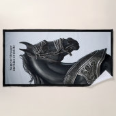 名前のメッセージを追加し、鎧を持つ強い黒馬 ビーチタオル (正面)