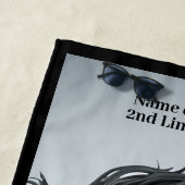 名前のメッセージを追加し、鎧を持つ強い黒馬 ビーチタオル (インサイチュ)