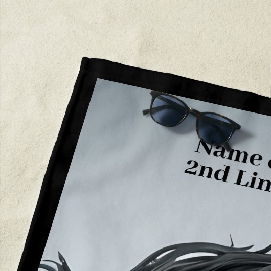 名前のメッセージを追加し、鎧を持つ強い黒馬 ビーチタオル (インサイチュ)