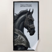 名前のメッセージを追加し、鎧を持つ強い黒馬 ビーチタオル (正面)