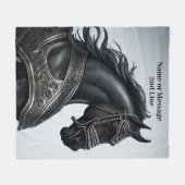 名前のメッセージを追加し、鎧を持つ強い黒馬 フリースブランケット (正面(横))