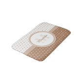 名前のモダンなブラウンそして白い水玉模様のモノグラム バスマット (アングル)