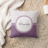 名前のモダンな紫色および白い水玉模様のモノグラム クッション (ブランケット)