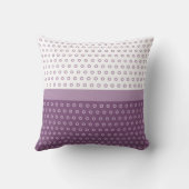 名前のモダンな紫色および白い水玉模様のモノグラム クッション (裏面)