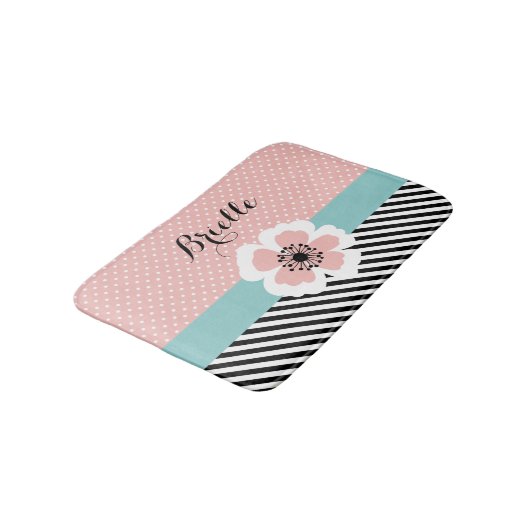 名前のレトロのピンクの水玉模様そしてストライプな花 バスマット (アングル)