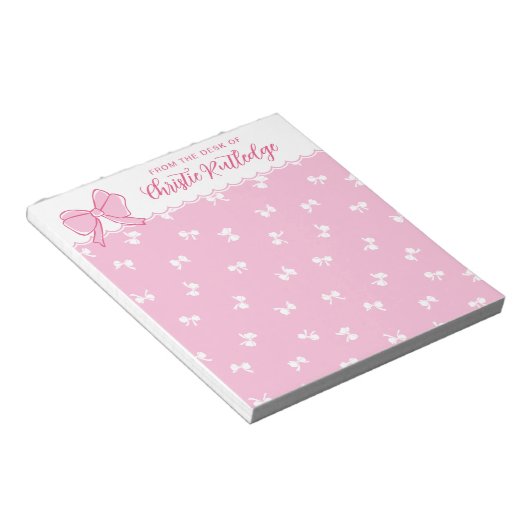 名前の付いたキュートなピンクの弓パターン ノートパッド (アングル)