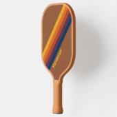 名前の付いたストライプ焼き粘土の ピックルボールラケット (左)