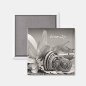 名前の付いたデイジーの花の上の庭のカタツムリ マグネット (正面/裏面)