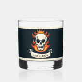 名前の付いたパーソナライズされた書き込みスカル ウイスキーグラス (正面)