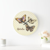 名前の付いた愛らしい水玉模様の蝶 ラージ壁時計 (ホーム)