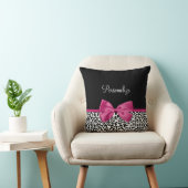 名前の付いた明るい濃いピンクのリボンヒョウの印刷 クッション (椅子)