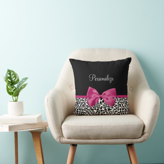 名前の付いた明るい濃いピンクのリボンヒョウの印刷 クッション (椅子)