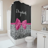 名前の付いた明るい濃いピンクのリボンヒョウの印刷 シャワーカーテン (インサイチュ)
