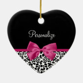 名前の付いた明るい濃いピンクのリボンヒョウの印刷 セラミックオーナメント (裏面)