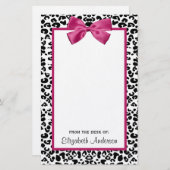 名前の付いた明るい濃いピンクのリボンヒョウの印刷 便箋 (正面/裏面)