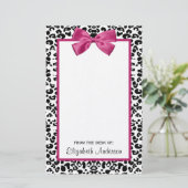 名前の付いた明るい濃いピンクのリボンヒョウの印刷 便箋 (スタンド正面)