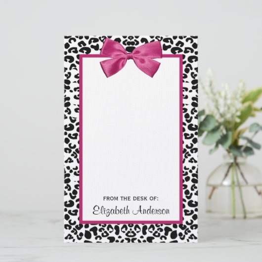 名前の付いた明るい濃いピンクのリボンヒョウの印刷 便箋 (スタンド正面)