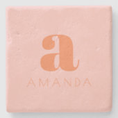 名前の付いた淡いピンクとオモダンレンジモノグラム ストーンコースター (正面)