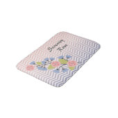 名前の付いた甘いピンクと青のシェブロンフローラ バスマット (アングル)