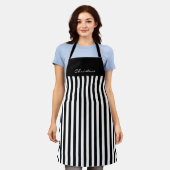 名前の付いた白黒ストライプのオーニング窓 エプロン (着用した状態)