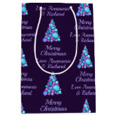 名前の付いた紫色のメリークリスマスツリー ミディアムペーパーバッグ (正面)