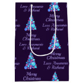 名前の付いた紫色のメリークリスマスツリー ミディアムペーパーバッグ (裏面)