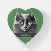 名前の付いた緑の上にスモーキーなグレイのネベルン猫