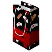 名前の付パーソナライズされたいた黒のナースパターン スモールペーパーバッグ (正面アングル)