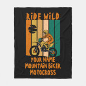 名前の変更すべて文字乗りワイルドマウンテンバイクもしくは自転車に乗る人 フリースブランケット (正面)