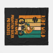 名前の変更すべて文字乗りワイルドマウンテンバイクもしくは自転車に乗る人 フリースブランケット (正面(横))