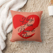 名前の変更文字、ピンクの赤いハートアームからのハグ クッション (ブランケット)