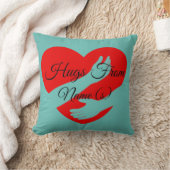 名前の変更文字、青の赤いハートアームからのハグ クッション (ブランケット)
