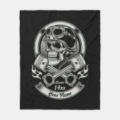 名前の年を追加ヴィンテージバイクもしくは自転車に乗る人スカル交差ピストン フリースブランケット (正面)