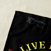 名前の文字を追加、黒いビーチで海賊のように生きる ビーチタオル (インサイチュ)