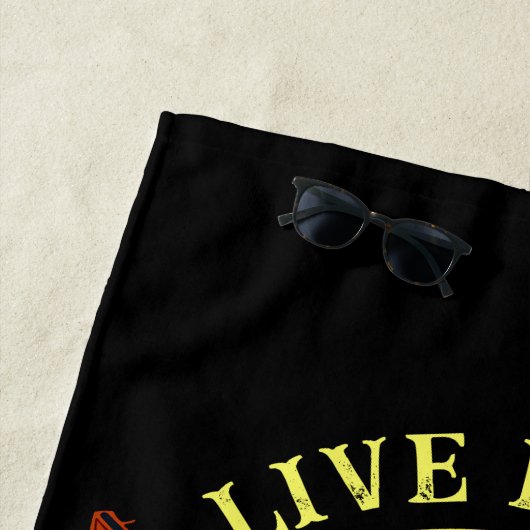 名前の文字を追加、黒いビーチで海賊のように生きる ビーチタオル (インサイチュ)