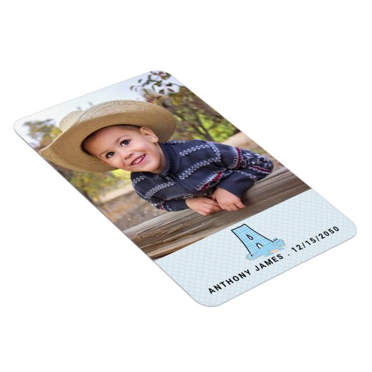 名前の日付とモノグラムキッズブルーアリゲーターフォト マグネット (右側)
