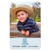 名前の日付とモノグラムキッズブルーアリゲーターフォト マグネット (縦)